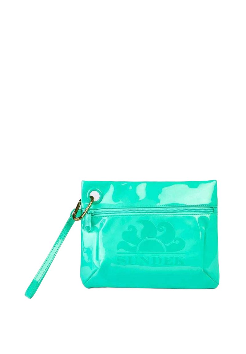 Borsa a mano in vernice color acquamarina, lucida, con una tasca con zip, design del logo circolare e una tracolla removibile. Presenta un occhiello ovale.