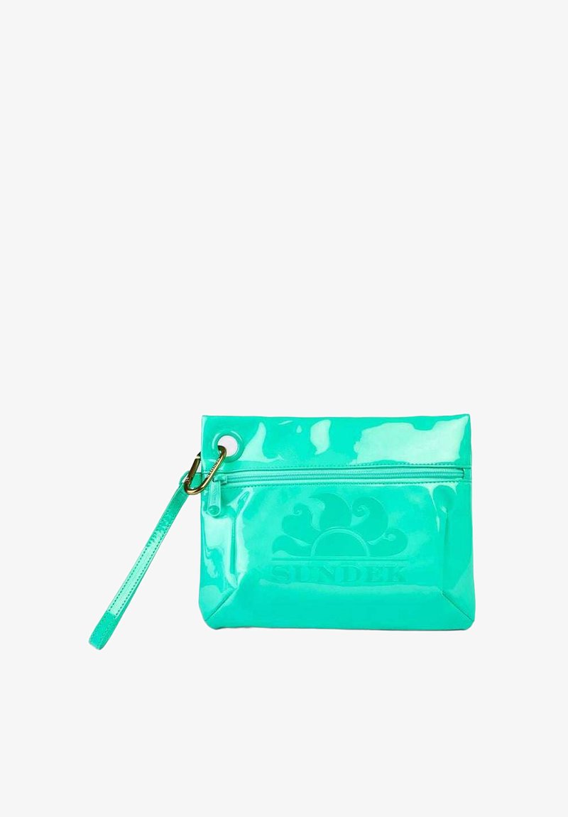 Borsa a mano in vernice color acquamarina, lucida, con una tasca con zip, design del logo circolare e una tracolla removibile. Presenta un occhiello ovale.