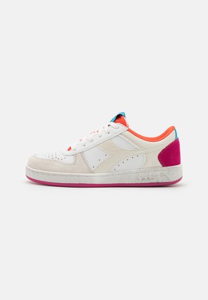 Diadora MAGIC BASKET CROCO - Sporta apavi - white/bachelor button/daiquiri