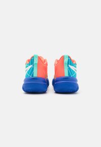 Zapatillas deportivas con parte superior de malla en color coral y turquesa, suela de goma azul y acentos blancos. Presentan un collarín acolchado y una pestaña en el talón.