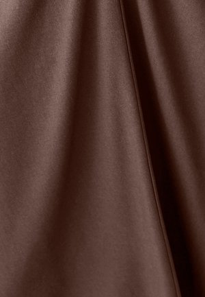 Brauner, glatter Stoff mit leicht glänzender Textur, der drapierte Falten aufweist, die Tiefe und Dimension schaffen. Keine Muster oder Verzierungen sichtbar.
