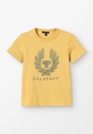 T-shirt jaune à manches courtes avec col rond et logo Belstaff vert délavé ainsi qu’un texte à l’avant.