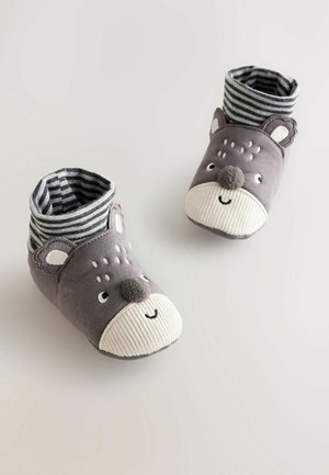 Grå tygbabyskor med björndesign, med randig uppvikt kant, mjuk nos och texturerad vit framdel.
