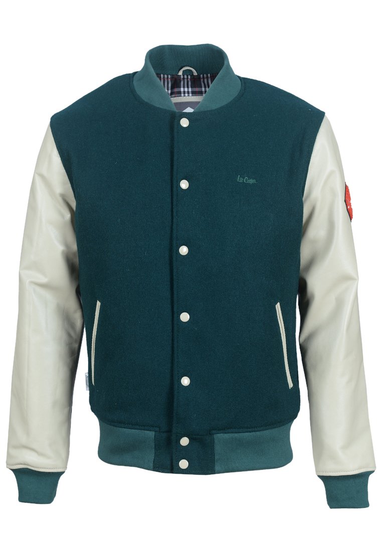 Chaqueta varsity de lana verde azulado con mangas de piel crema, botones a presión, bolsillos laterales y un parche rojo en la manga izquierda. Forro a cuadros.