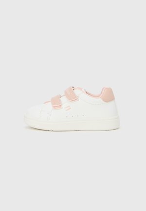 Weißer Sneaker mit pinkfarbenen Akzenten, ausgestattet mit zwei verstellbaren Klettverschlüssen, abgerundetem Zehenbereich und einer glatten Textur. Minimalistisches Design, flache Sohle.