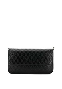 Clutch in pelle nera con un motivo trapuntato e logo impresso. Presenta una superficie liscia e hardware in argento per la chiusura. Forma rettangolare.