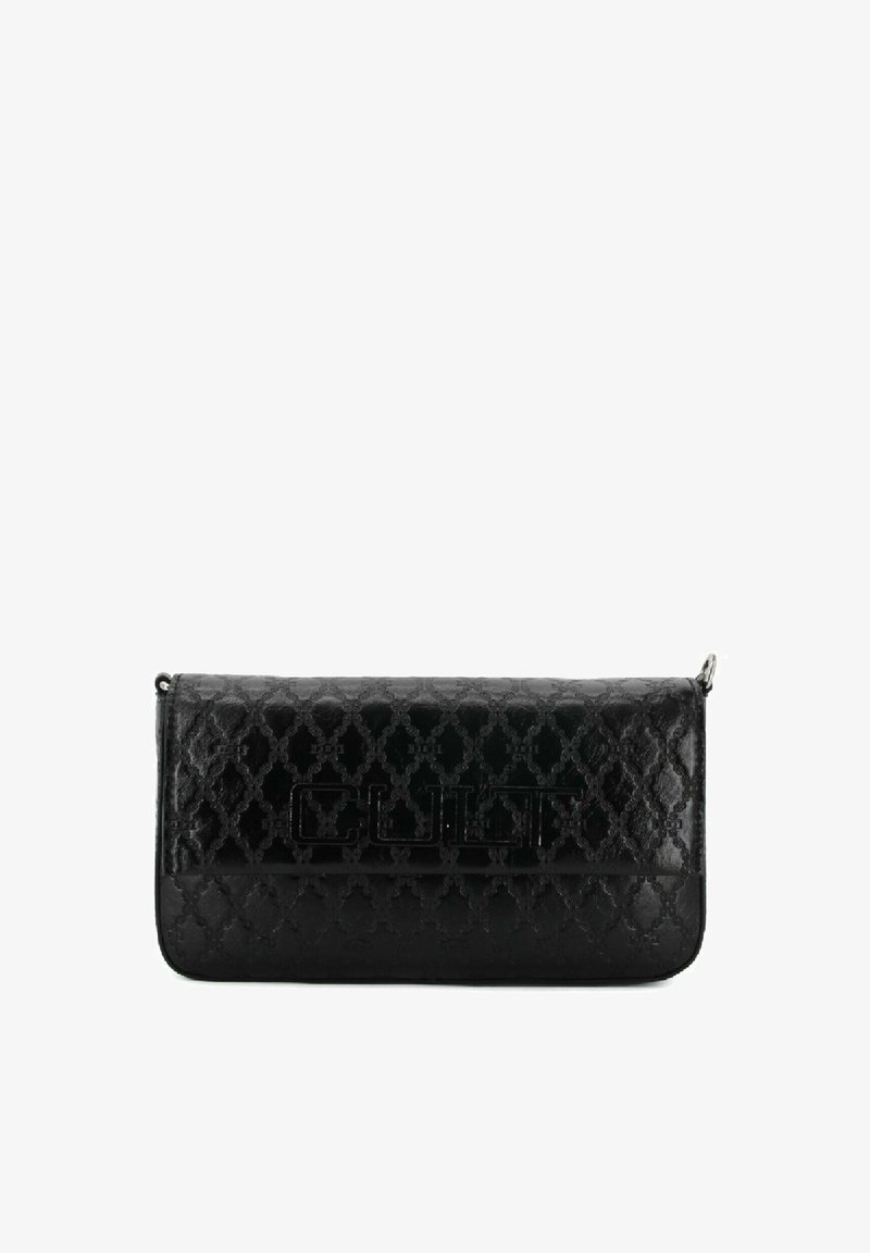 Clutch in pelle nera con un motivo trapuntato e logo impresso. Presenta una superficie liscia e hardware in argento per la chiusura. Forma rettangolare.