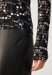 Scotch & Soda ALL OVER PRINTED MOCK NECK LONG SLEEVE - Camiseta de manga larga - black/white