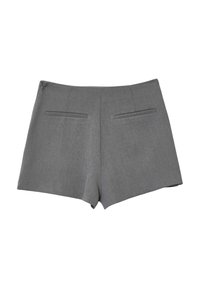 Pantaloni corti grigi su misura con due tasche posteriori orizzontali e una cerniera laterale, esposti in piano su uno sfondo bianco.
