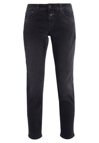 Jeans negros ajustados con cierre de botón y cremallera, bolsillos delanteros y traseros, y trabillas para cinturón, mostrados sobre un fondo blanco.