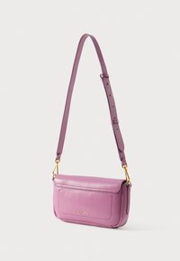 Μωβ δερμάτινη τσάντα χιαστί με ρυθμιζόμενο λουρί, χρυσά μεταλλικά στοιχεία και μπροστινή τσέπη. Ομαλή υφή και μινιμαλιστικός σχεδιασμός.