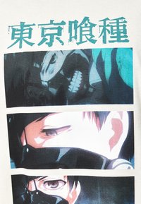 T-shirt med tre trykte paneler af karakterer med masker. Grafikken er i mørke nuancer med teal accenter og japansk tekst øverst.