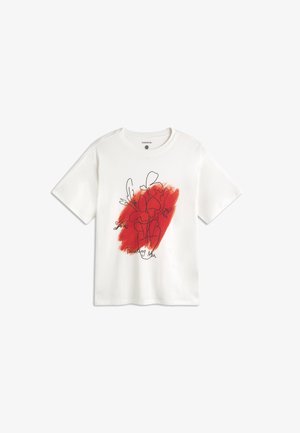 T-shirt blanc à manches courtes avec des fleurs abstraites en lignes noires sur un trait de peinture rouge et le texte "Thinking Mu" à l'avant.