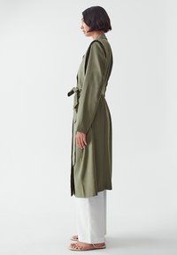 THE FATED ALIAH  - Trenčkot - olive green