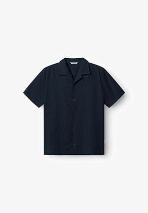 Tumeblue lühikeste varrukatega nööbitav särk laia krae ja peene tekstuuriga mustriga, esitatud lamedalt valgel taustal.