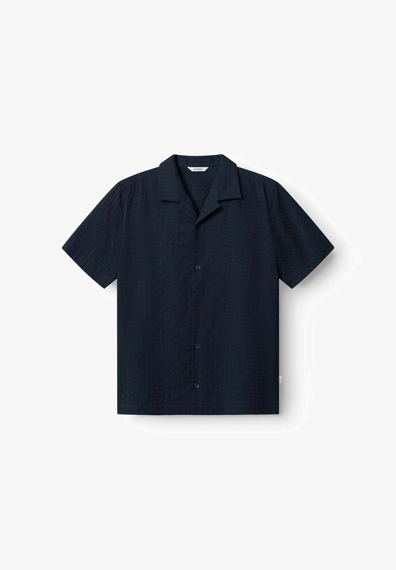 Tumeblue lühikeste varrukatega nööbitav särk laia krae ja peene tekstuuriga mustriga, esitatud lamedalt valgel taustal.