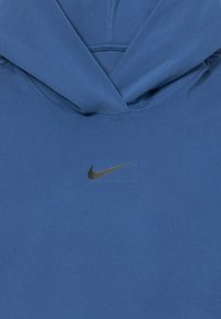 Sudadera con capucha azul, hecha de tela suave, que presenta un logo negro de Nike en el pecho y un diseño de bolsillo canguro.