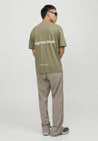 Jack & Jones JORVESTERBRO BACK SS CREW NECK  - Apdrukāts T-krekls - aloe