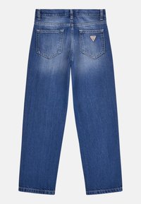Blaue Jeans aus Denim mit geradem Schnitt, mit Vorder- und Hintertaschen sowie einem kleinen dreieckigen Logo auf der Gesäßtasche.