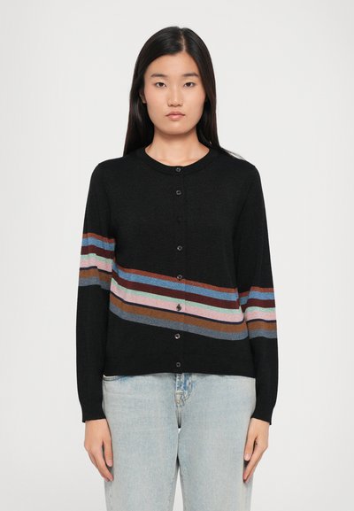 Sort cardigan med multikolor horizontale striber i rust, pink og blå; har en rund halsudskæring og knaplukning foran.