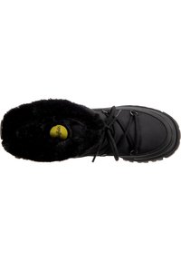 Sort vinterstøvle med en blød faux fur-krave, snøre-front, gummisål og tekstureret stof, designet til varme og godt greb.