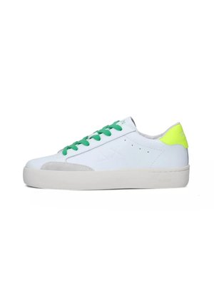 Sneaker bianco con lacci verdi e un accento sul tallone giallo neon. Presenta pelle liscia, suola in gomma e dettagli in suede grigio testurizzato.