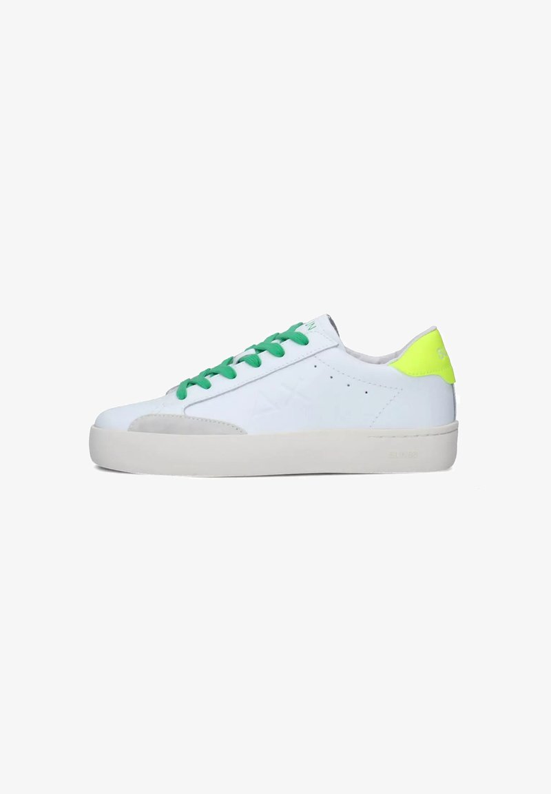 Sneaker bianco con lacci verdi e un accento sul tallone giallo neon. Presenta pelle liscia, suola in gomma e dettagli in suede grigio testurizzato.