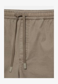 Sélectionné, khaki