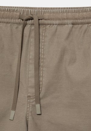 PULL&BEAR, BERMUDA SHORTS - Shorts - khaki