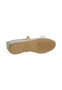 Sandalette mit einem cremefarbenen Obermaterial aus Synthetik, verstellbarem Riemen und Gummisohle mit strukturierten Grip-Mustern. Innenfutter mit Punkten.