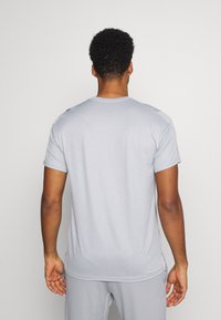 Nike Performance M NK TOP SS HPR DRY - T-skjorte til trening - particle grey/grey fog/heather/black