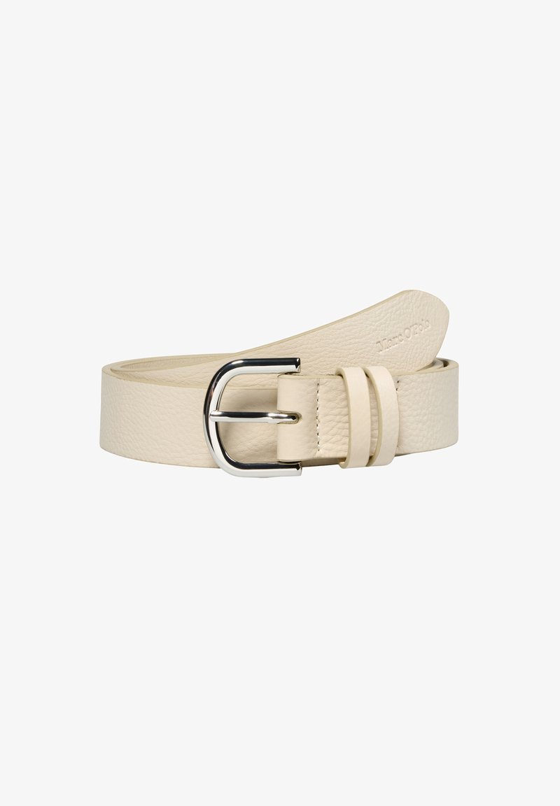 Romige leren riem met een textuurafwerking, uitgerust met een zilveren metalen gesp en twee lusjes. Vlakke en gladde randen.