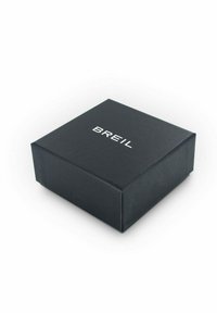 Scatola regalo nera con finitura opaca, con il nome del marchio "BREIL" in bianco sulla parte superiore, senza ulteriori accenti o texture.