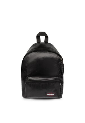 Sac à dos Eastpak noir avec poche avant zippée, compartiment principal zippé et poignée de transport supérieure sur fond blanc.