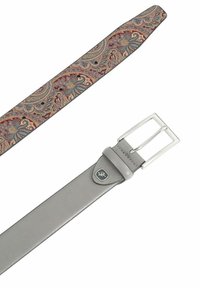 Grauer Ledergürtel mit einem gemusterten Stoffriemen, der ein filigranes Paisley-Design in Rot, Blau und Gold zeigt. Silberne rechteckige Schnalle.