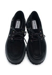 Scarpe in suede nere con punta rotonda, suola spessa nera, occhielli dorati e lacci. L'interno presenta una soletta con marchio.