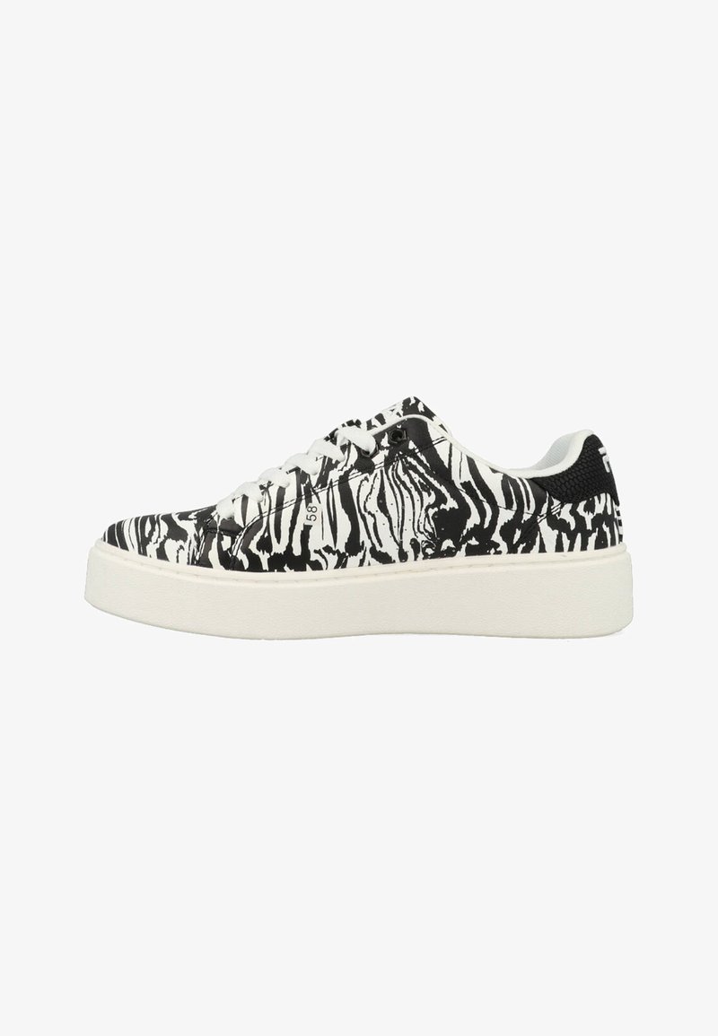 Zwart-witte sneaker met zebrapatroon, een vlakke witte zool, vetersluiting en een gestructureerde zwarte accenten op de hiel.
