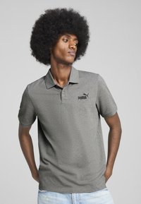 Pilkas polo marškinėliai trumpomis rankovėmis, su juodu Puma logotipu ant krūtinės, pagaminti iš tekstūruotos medžiagos, su klasikinio tipo apykakle ir mygtukų užsegimu.