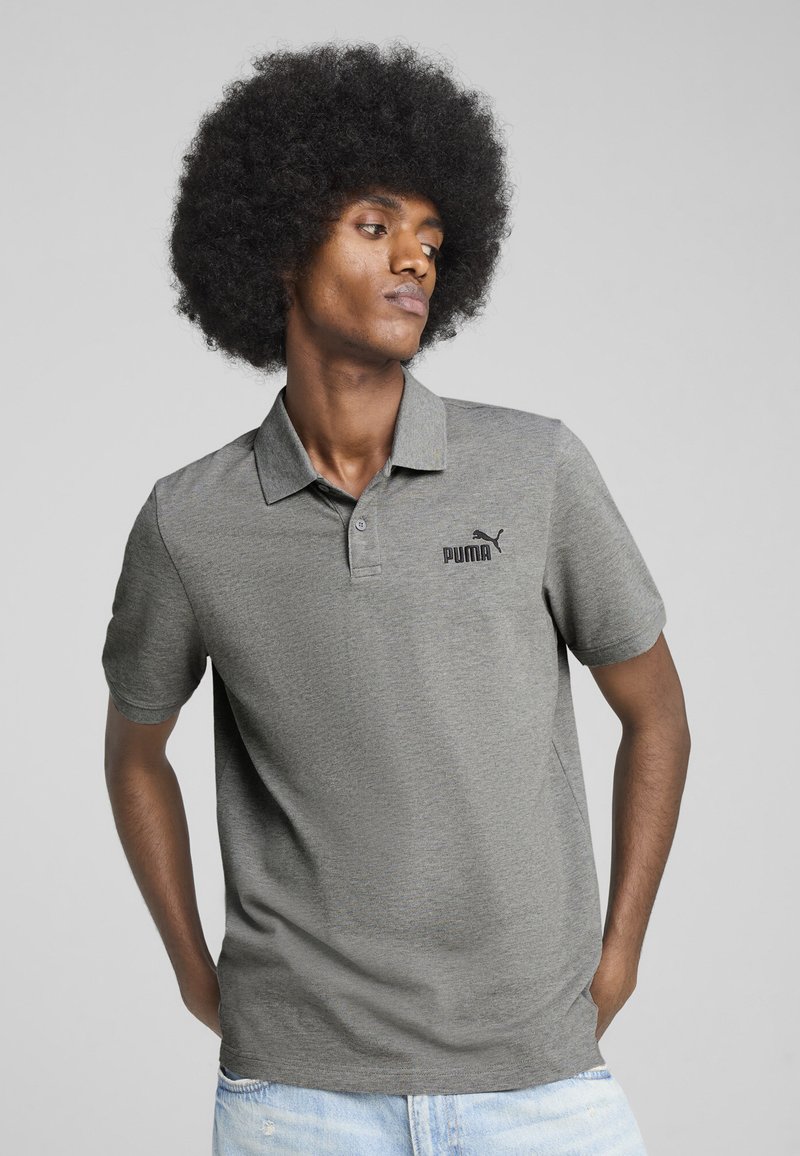 Pilkas polo marškinėliai trumpomis rankovėmis, su juodu Puma logotipu ant krūtinės, pagaminti iš tekstūruotos medžiagos, su klasikinio tipo apykakle ir mygtukų užsegimu.