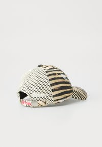Casquette à rayures zébrées avec un devant doux et texturé et un dos en maille. Comprend une étiquette accent rose et une sangle ajustable.