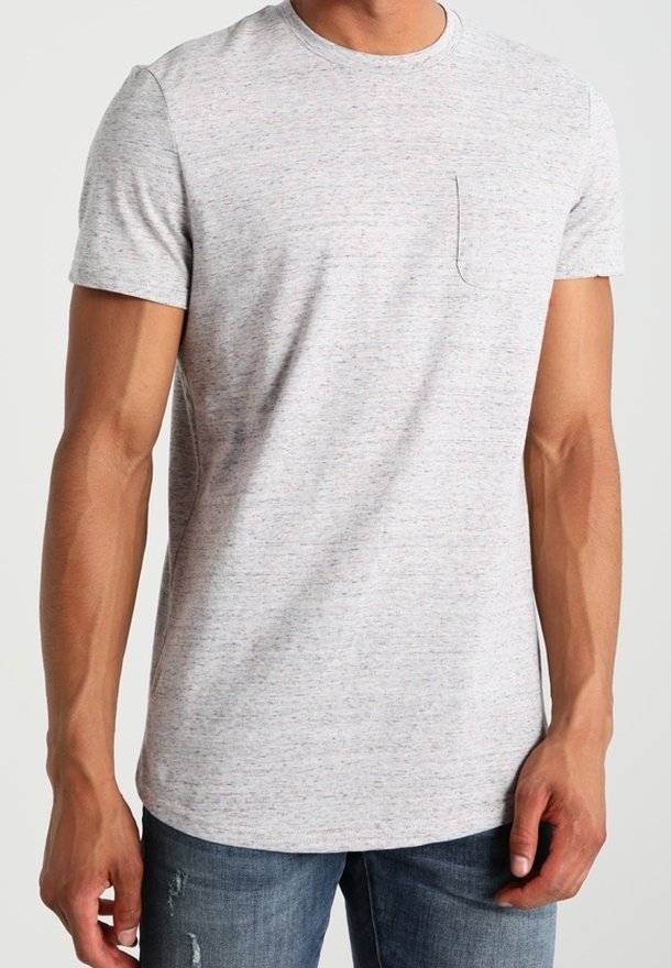 Camiseta de manga corta gris con un patrón texturizado y moteado, y un pequeño bolsillo en el pecho. La tela parece suave y transpirable.
