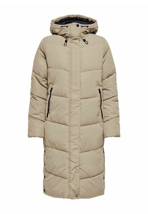Beige langer Puffer-Mantel mit Kapuze, der horizontale gesteppte Abschnitte, seitliche Reißverschlusstaschen und Druckknöpfe entlang dem vorderen Saum aufweist.