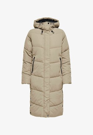 Abrigo acolchado largo en color beige con capucha, que presenta secciones acolchadas horizontales, bolsillos laterales con cremallera y botones a presión a lo largo del dobladillo frontal.