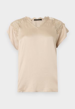 Μπεζ σατέν μπλούζα με κοντά μανίκια και δαντελένιες λεπτομέρειες στους ώμους και το ντεκολτέ, με V-λαιμόκοψη και χαλαρή εφαρμογή.