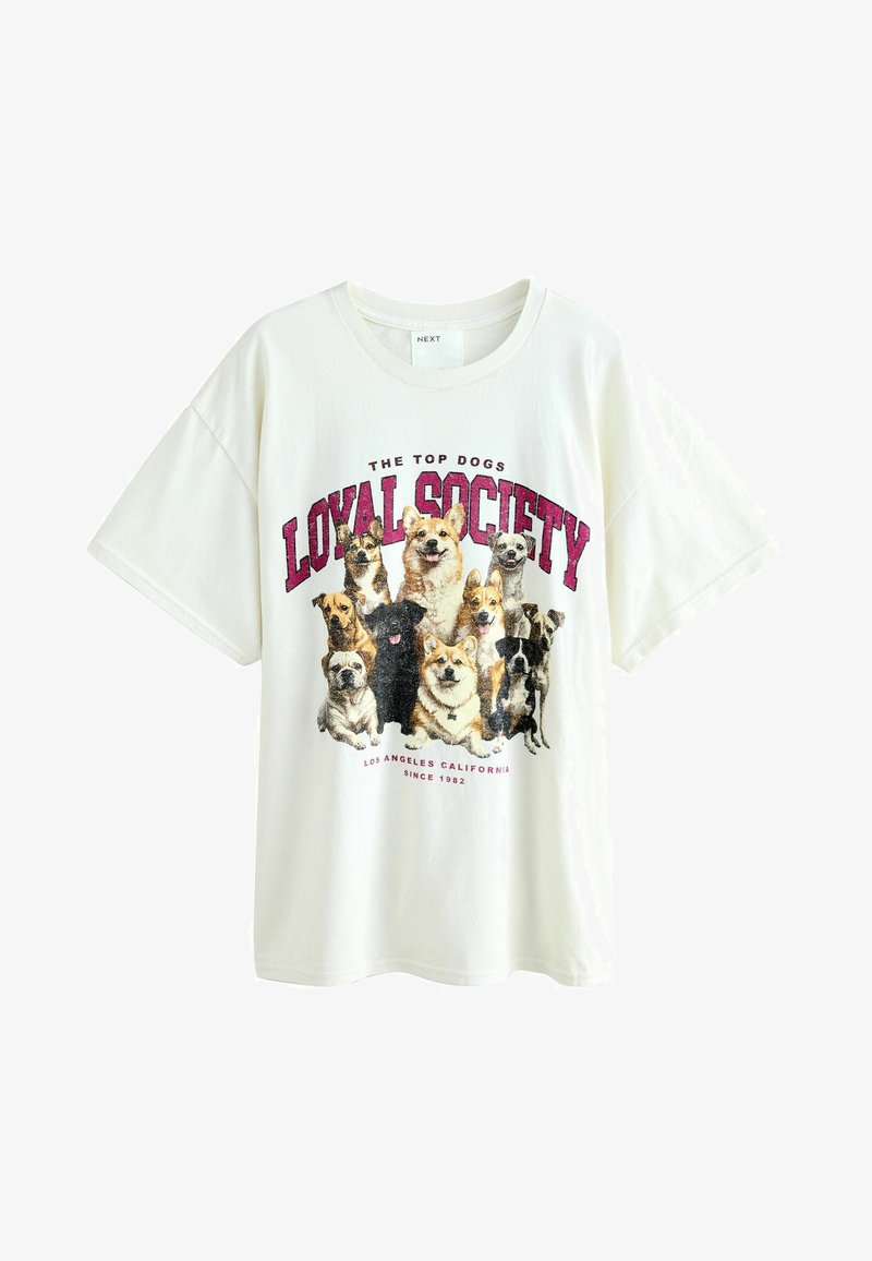 Hvid bomulds t-shirt med grafik af forskellige hunde og teksten "Loyal Society" i pink. Korte ærmer og en afslappet pasform.