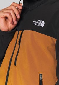 The North Face Softshellová bunda - brown
