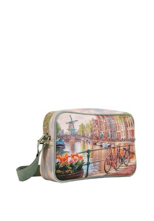 Borsa a tracolla con stampa scenica di un canale, biciclette, tulipani, edifici e un mulino a vento in un'ambientazione di città olandese.