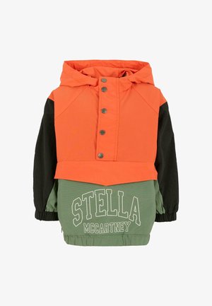 Kurtka w kolorowe bloki z pomarańczową górą, czarnymi rękawami i zielonym dołem, z białym napisem "STELLA". Wykonana z gładkiego, lekkiego materiału.
