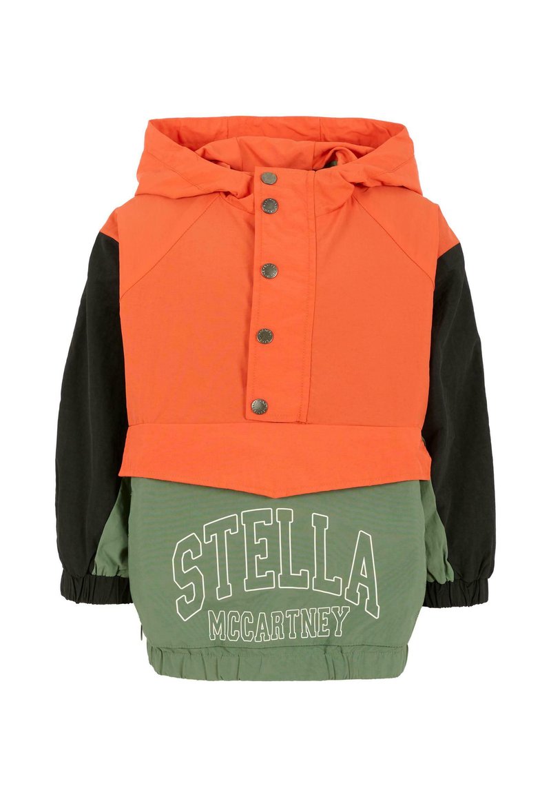 Kurtka w kolorowe bloki z pomarańczową górą, czarnymi rękawami i zielonym dołem, z białym napisem "STELLA". Wykonana z gładkiego, lekkiego materiału.