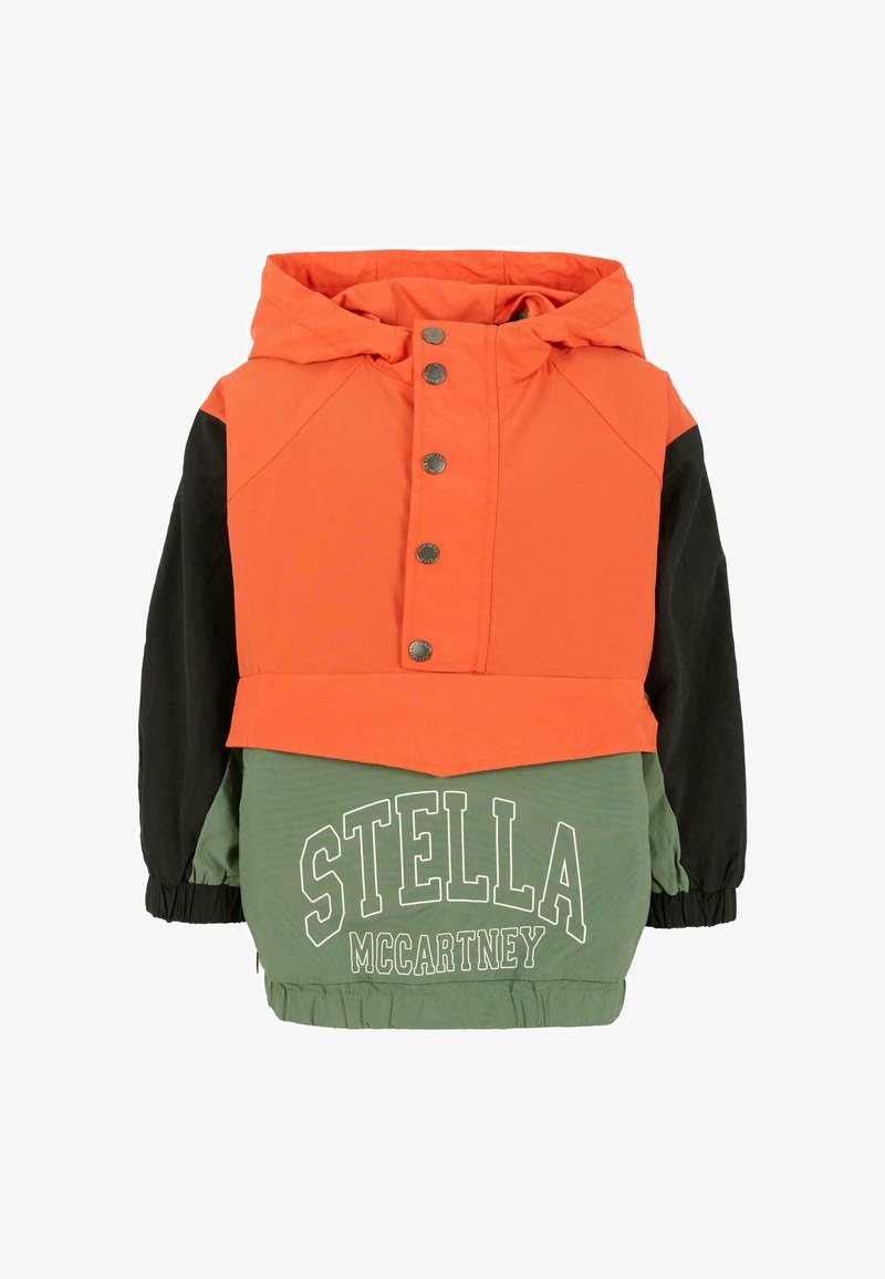 Kurtka w kolorowe bloki z pomarańczową górą, czarnymi rękawami i zielonym dołem, z białym napisem "STELLA". Wykonana z gładkiego, lekkiego materiału.